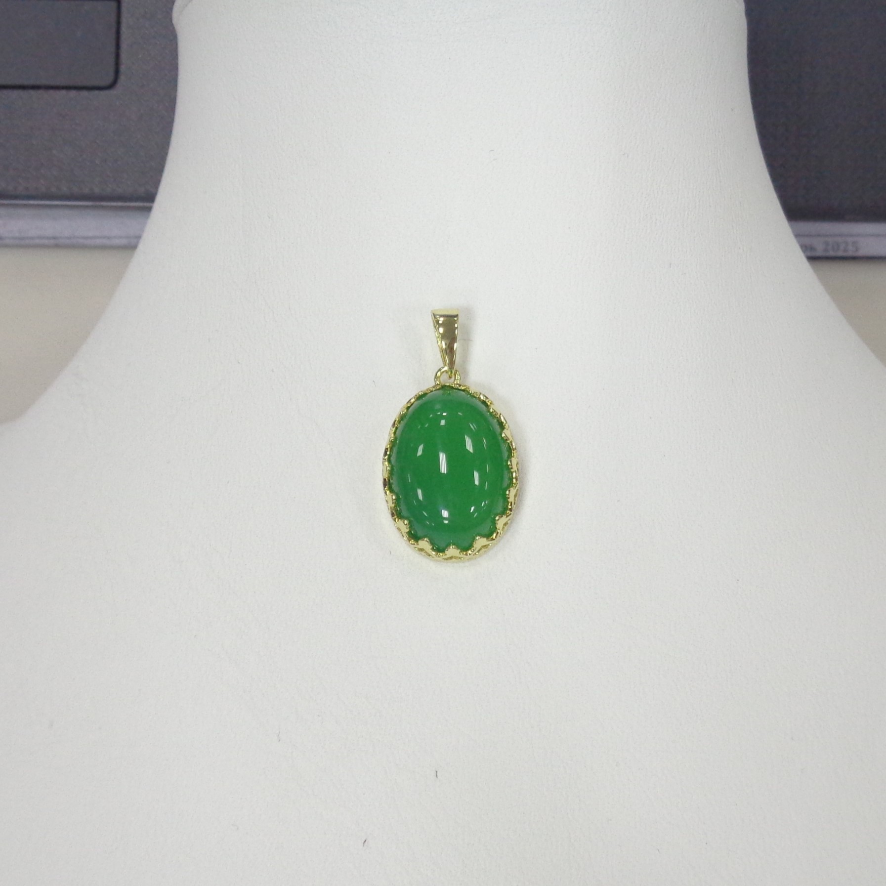 Серебряная подвеска с зеленым халцедоном